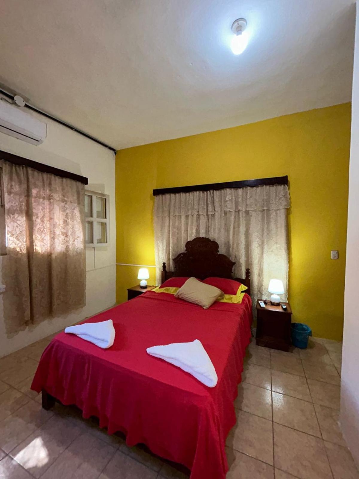 Casa Maya Itza Flores Buitenkant foto