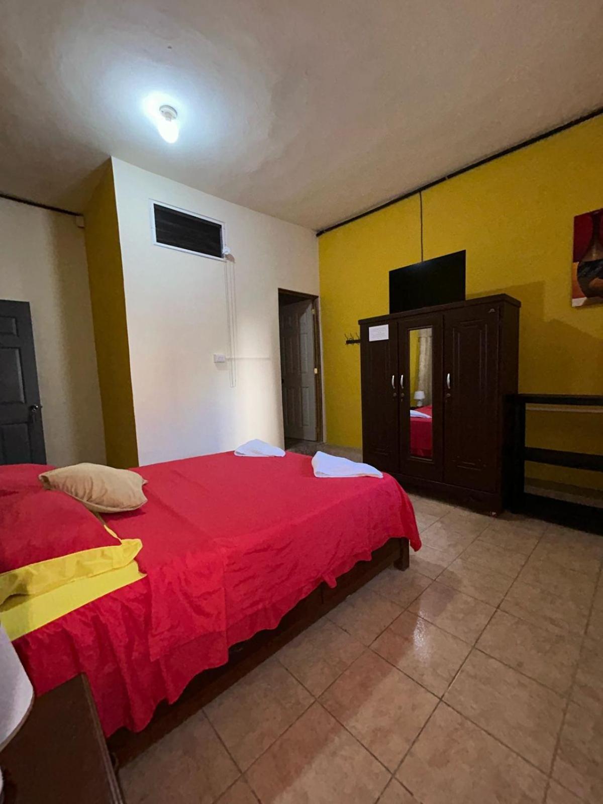 Casa Maya Itza Flores Buitenkant foto