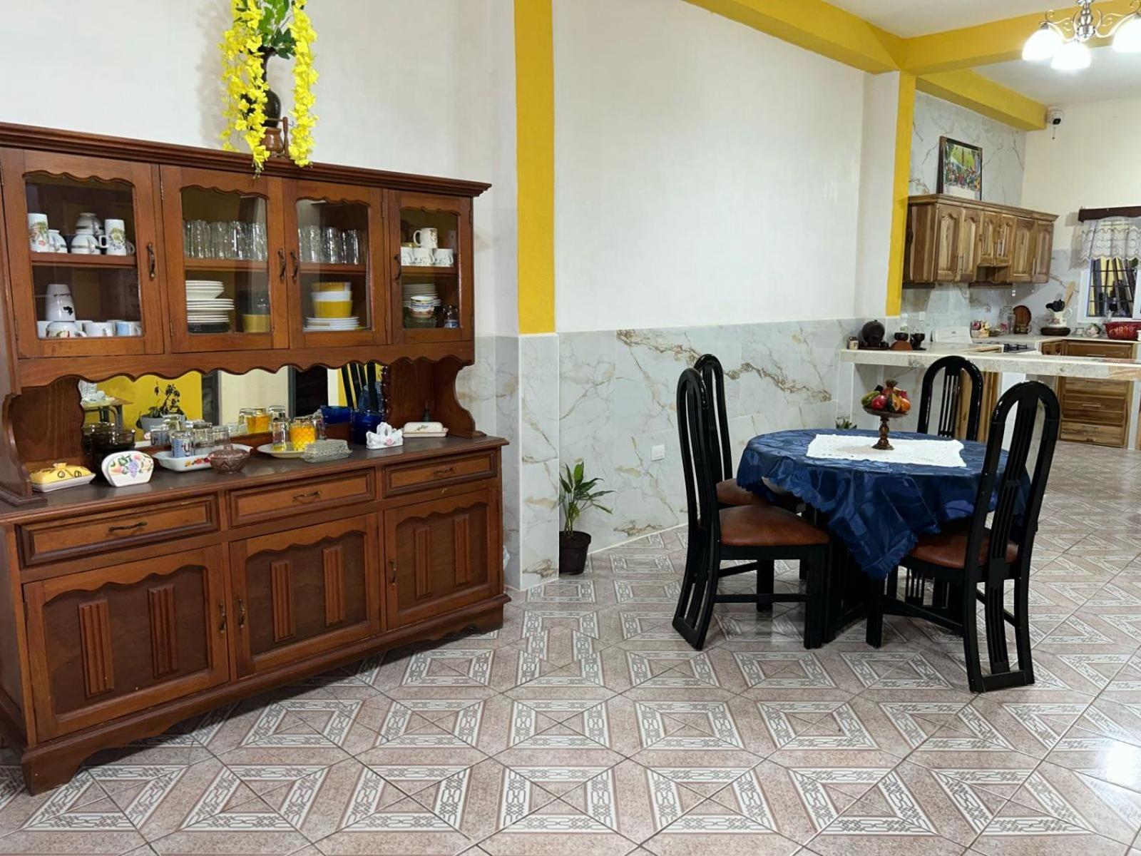 Casa Maya Itza Flores Buitenkant foto