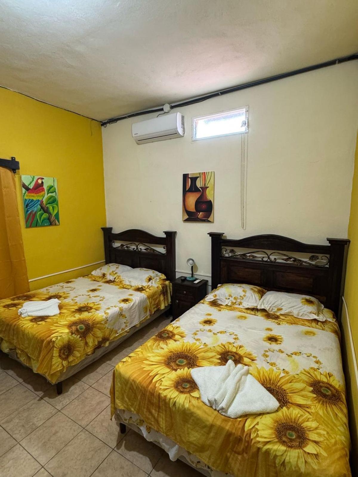 Casa Maya Itza Flores Buitenkant foto