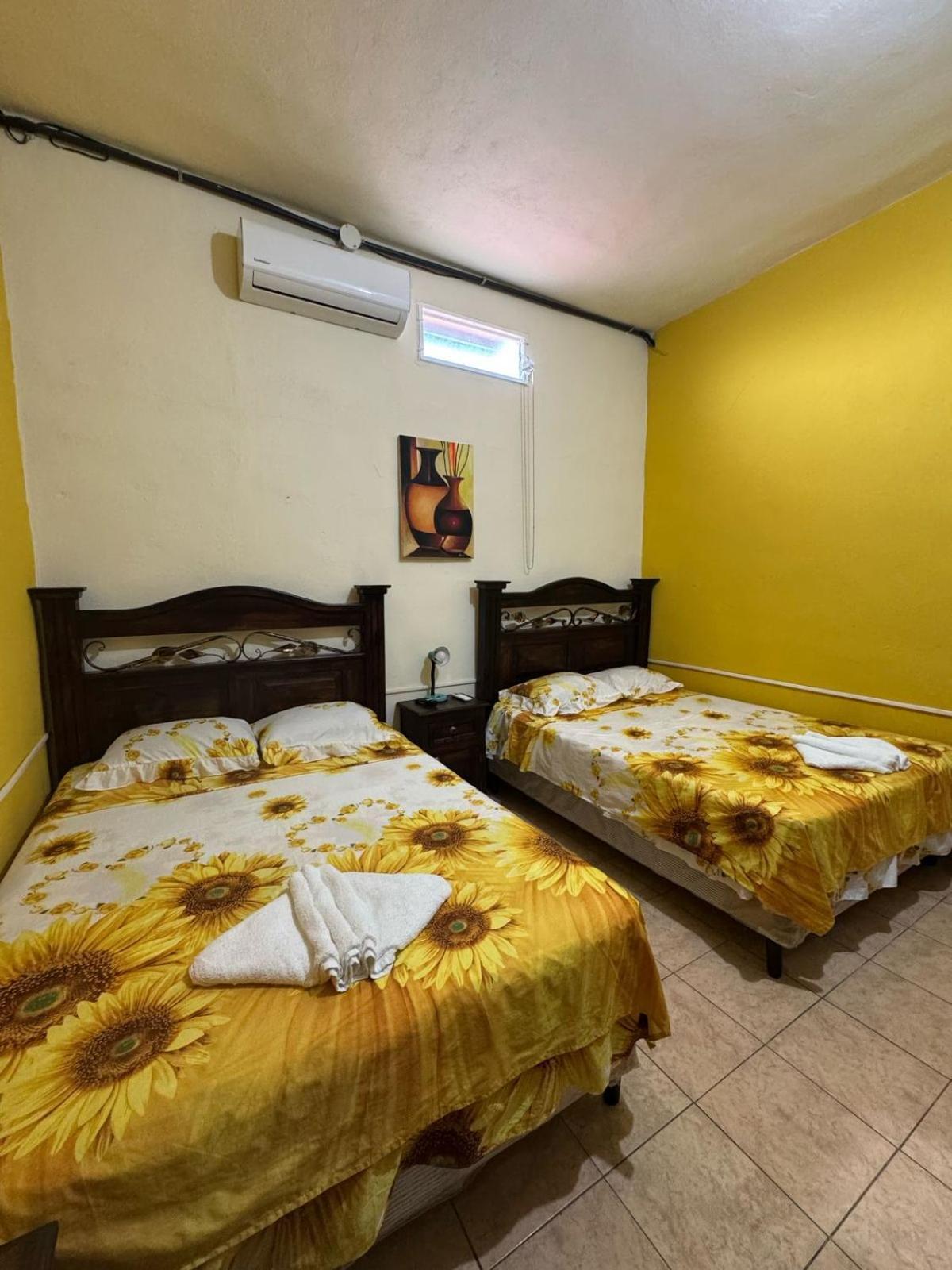 Casa Maya Itza Flores Buitenkant foto
