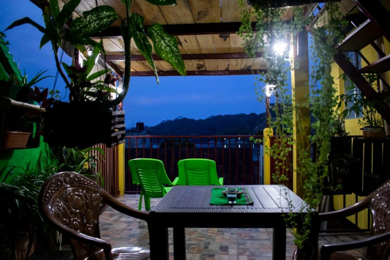 Casa Maya Itza Flores Buitenkant foto